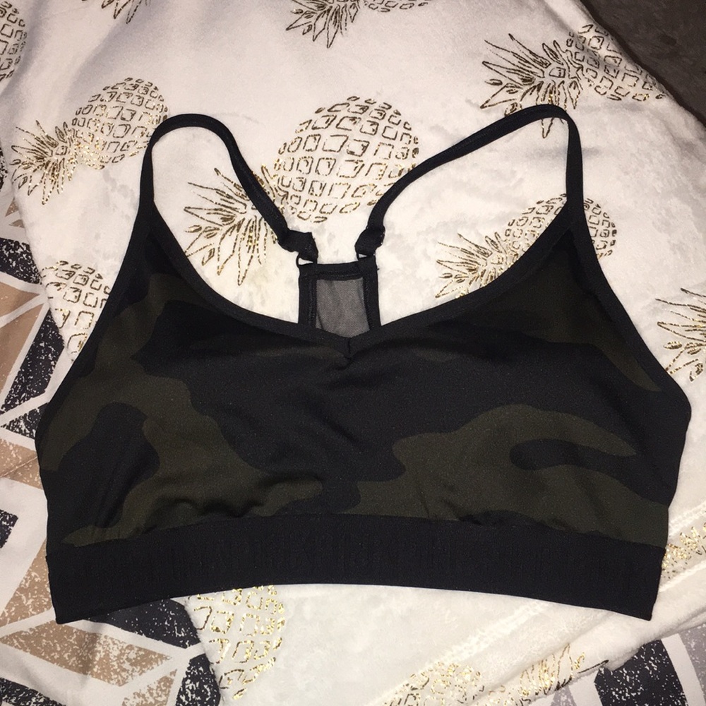 VS PINK SIZE LARGE LIGHTLY LINED SPORTS BRA